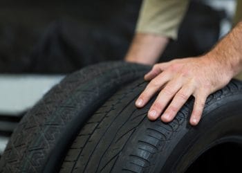 Pneus carecas? Descubra os riscos e quando trocá-los