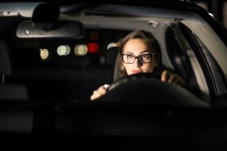 Óculos com lentes especiais ajudam motoristas a evitar o ofuscamento dos faróis de LED e xenônio