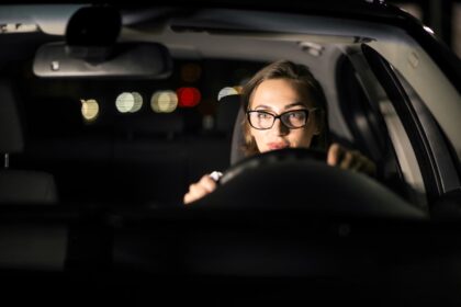 &Oacute;culos com lentes especiais ajudam motoristas a evitar o ofuscamento dos far&oacute;is de LED e xen&ocirc;nio
