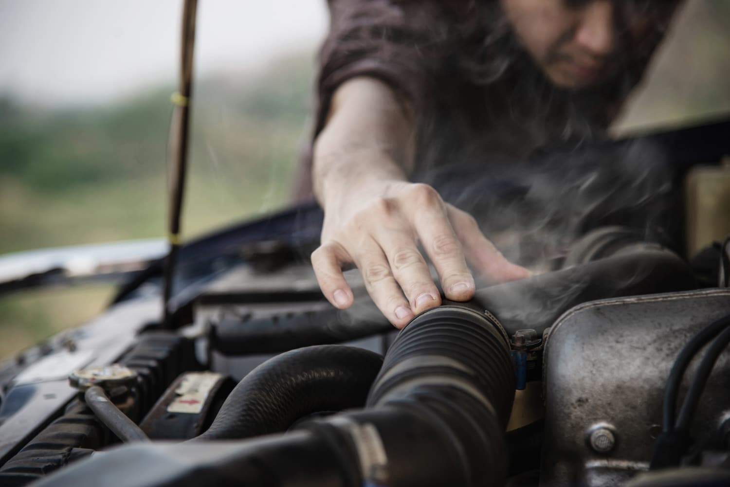 Imagem de carro com motor aquecendo, fervendo