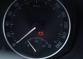 Luz da bateria acesa: o que isso indica