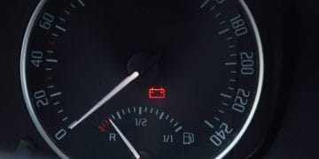 Luz da bateria acesa: o que isso indica