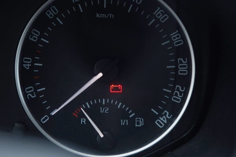 Luz da bateria acesa: o que isso indica