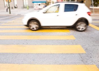 Barulho metálico ao passar em lombadas: atenção à suspensão