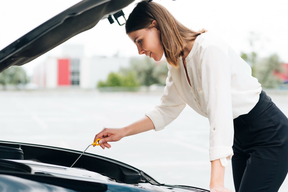 Imagem sobre verificação de fluidos automotivos