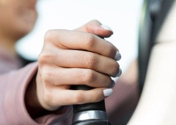 Carro com Marcha Arranhando: Causas e Soluções