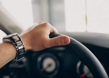 Carro com Vibração no Volante: Causas, Soluções e Dicas de Manutenção