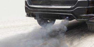 Fumaça saindo do escapamento: cada cor e seu significado