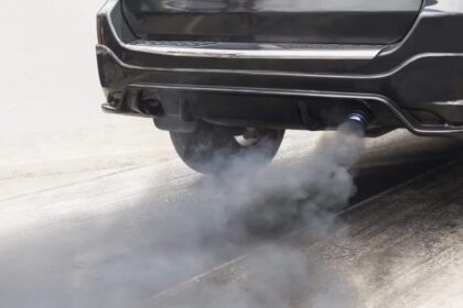Fuma&ccedil;a saindo do escapamento: cada cor e seu significado