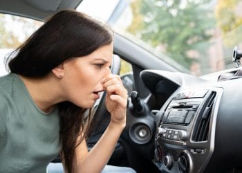 Cheiro de queimado no carro: causas e o que fazer