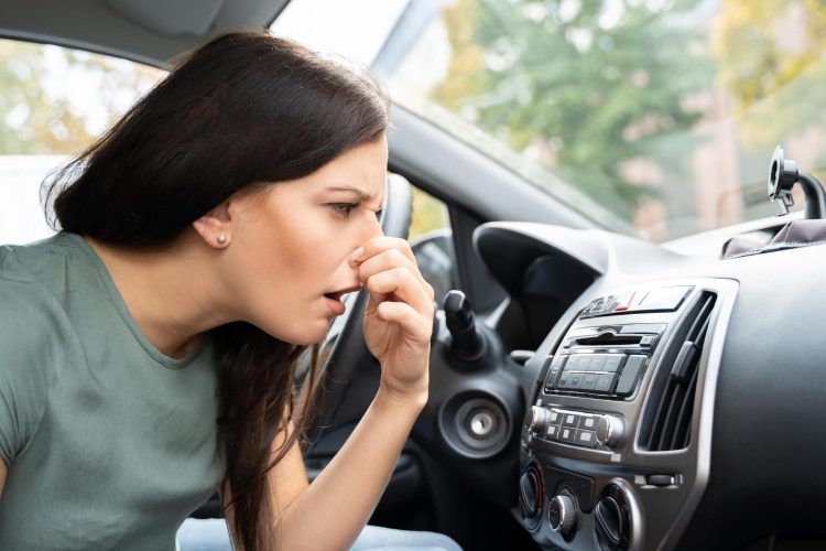 Cheiro de queimado no carro: causas e o que fazer
