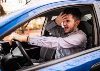Por que meu carro está puxando para um lado? Entenda as causas e soluções