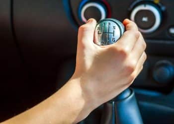 Problemas ao Engatar Marcha Ré: Causas e Soluções