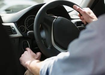 Carro com Barulho Seco ao Virar o Volante: Causas e Soluções