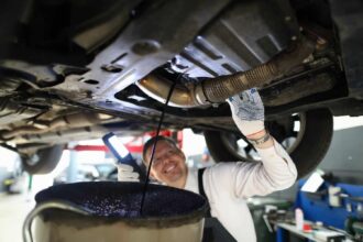 Óleo Escuro Indica Problema? Entenda o Que Isso Significa para Seu Carro