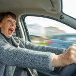 Por que o seu carro está tremendo ao acelerar? Entenda as causas e soluções