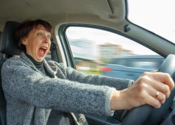 Por que o seu carro está tremendo ao acelerar? Entenda as causas e soluções