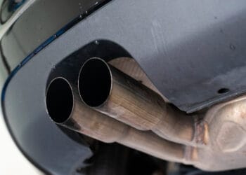 O Que Pode Ser um Barulho no Escapamento ao Acelerar