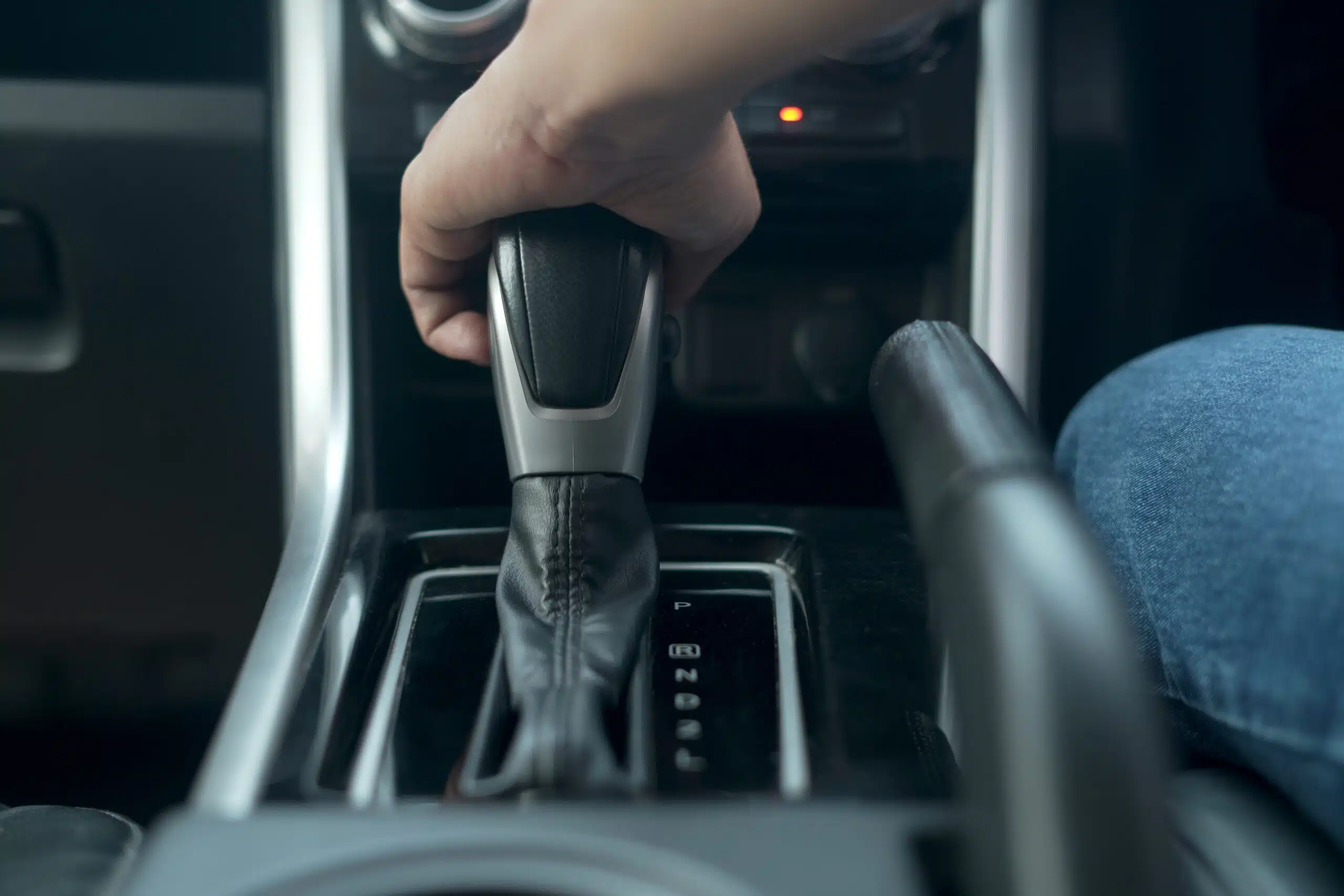 Sinais que indicam a necessidade de troca de fluido de transmissão Imagem sobre como saber se o carro precisa de troca de fluido de transmissão