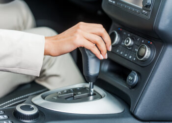 Como Saber se o Carro Precisa de Troca de Fluido de Transmissão