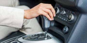 Como Saber se o Carro Precisa de Troca de Fluido de Transmissão