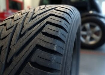Como identificar desgaste irregular dos pneus e o que isso indica