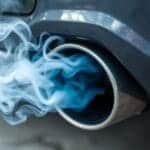 Carro fumaçando: entenda as cores da fumaça do escapamento