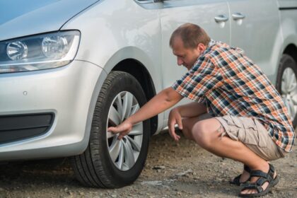 Macarr&atilde;o ou vulcaniza&ccedil;&atilde;o: qual &eacute; a op&ccedil;&atilde;o mais segura para pneus?