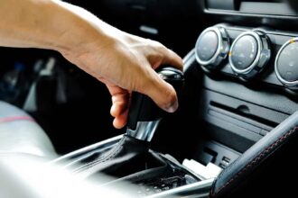 Você sabia que deixar o carro em Drive no semáforo pode estar te fazendo perder dinheiro com combustível? Descubra a verdade!