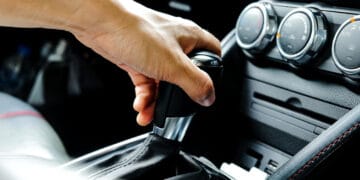 Você sabia que deixar o carro em Drive no semáforo pode estar te fazendo perder dinheiro com combustível? Descubra a verdade!