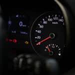 Luz da injeção acendeu? Saiba o que fazer antes de ir à oficina