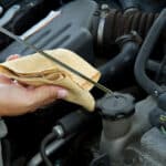 Óleo escuro significa problema? Saiba quando se preocupar