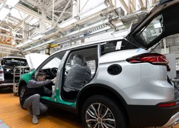 Crise dos chips: conflito Holanda x China com a Nexperia ameaça travar produção de carros de Volkswagen, Stellantis, BMW e Mercedes