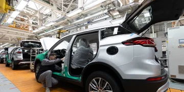 Crise dos chips: conflito Holanda x China com a Nexperia ameaça travar produção de carros de Volkswagen, Stellantis, BMW e Mercedes