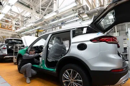 Crise dos chips: conflito Holanda x China com a Nexperia amea&ccedil;a travar produ&ccedil;&atilde;o de carros de Volkswagen, Stellantis, BMW e Mercedes