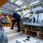 Crise dos chips ameaça indústria automotiva: como a disputa Holanda-China pode paralisar fábricas e cortar entregas