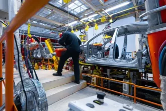 Crise dos chips ameaça indústria automotiva: como a disputa Holanda-China pode paralisar fábricas e cortar entregas