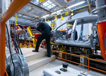 Crise dos chips ameaça indústria automotiva: como a disputa Holanda-China pode paralisar fábricas e cortar entregas