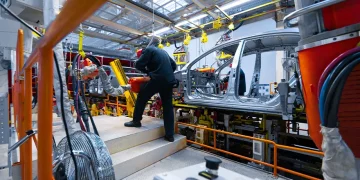 Crise dos chips ameaça indústria automotiva: como a disputa Holanda-China pode paralisar fábricas e cortar entregas