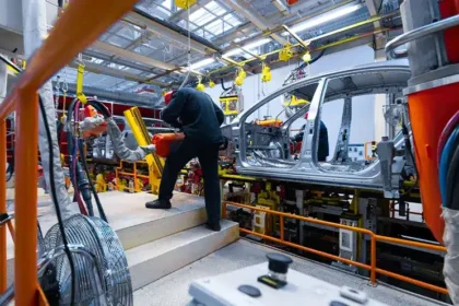 Crise dos chips amea&ccedil;a ind&uacute;stria automotiva: como a disputa Holanda-China pode paralisar f&aacute;bricas e cortar entregas