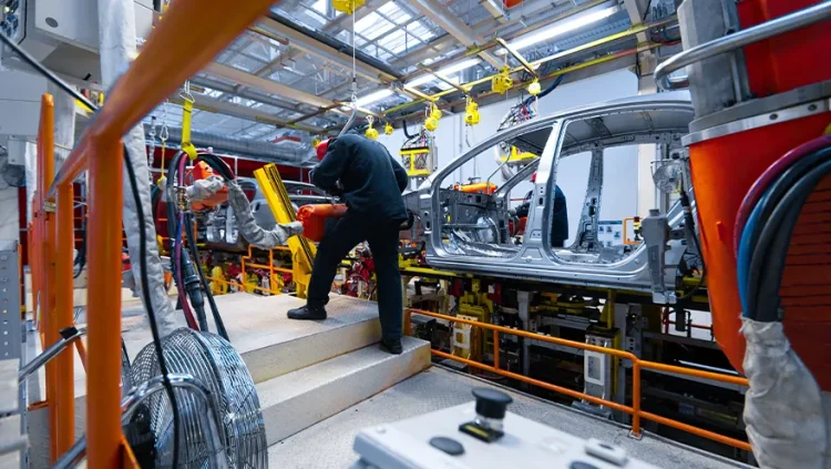 Crise dos chips ameaça indústria automotiva: como a disputa Holanda-China pode paralisar fábricas e cortar entregas