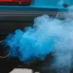 Fumaça azul no escapamento: entenda o que seu motor diz