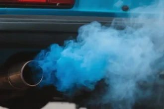 Fumaça azul no escapamento: entenda o que seu motor diz