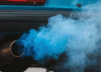 Fumaça azul no escapamento: entenda o que seu motor diz