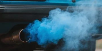 Fumaça azul no escapamento: entenda o que seu motor diz