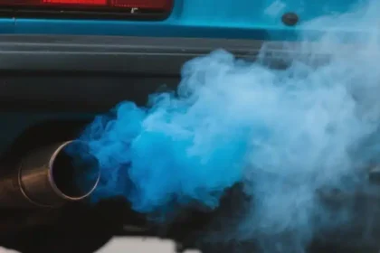 Fuma&ccedil;a azul no escapamento: entenda o que seu motor diz