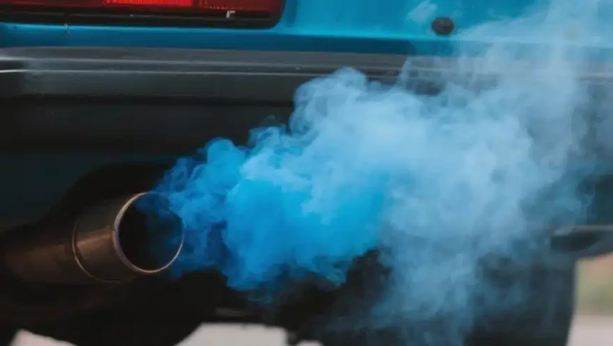 Fumaça azul no escapamento: entenda o que seu motor diz