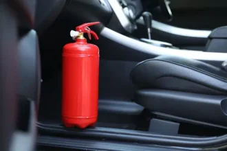 Lei de trânsito: extintor de incêndio obrigatório deixa de valer para carros de passeio no Brasil, veja o que muda e quem ainda precisa