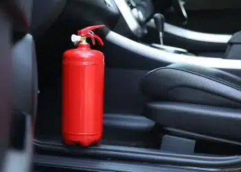 Lei de trânsito: extintor de incêndio obrigatório deixa de valer para carros de passeio no Brasil, veja o que muda e quem ainda precisa