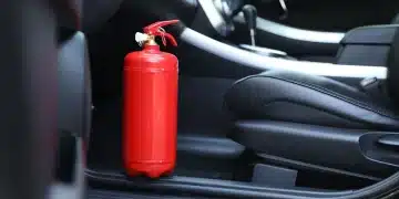 Lei de trânsito: extintor de incêndio obrigatório deixa de valer para carros de passeio no Brasil, veja o que muda e quem ainda precisa
